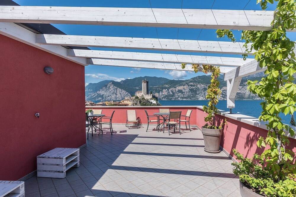 Ganze Wohnung, Residenz \"La Pergola\" zentraler Bereich, Garten, Schwimmbad, Parkplatz in spiaggia Malcesine (Malcesine), Malcesine