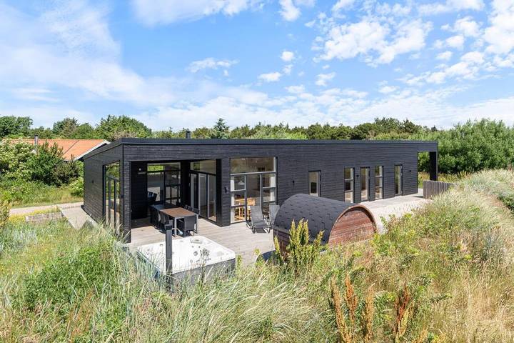 Villa for 8 people, with hot tub and pool as well as balcony/terrace and sauna - 1
