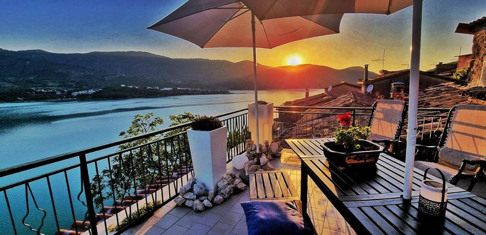 Location de vacances pour 6 personnes, avec vue sur le lac ainsi que vue et terrasse à Castel di Tora - 2