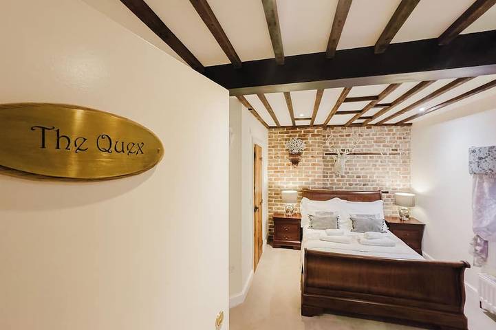 Experience boutique comfort above The Powell pub in Birchington. Stylish en-suite rooms, luxury touches, and a vibrant pub below—perfect for business, couples, or families. Book your coastal escape today! in Birchington, Kent
