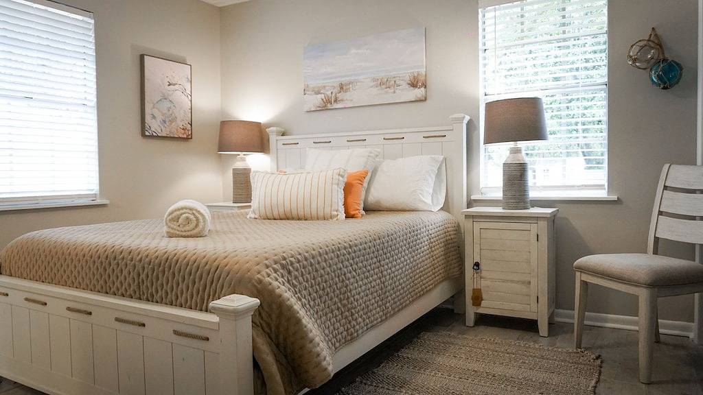 Sleeps 8, Pet-friendly, 1.5 miles from beach in St. Simons Island, Glynn County