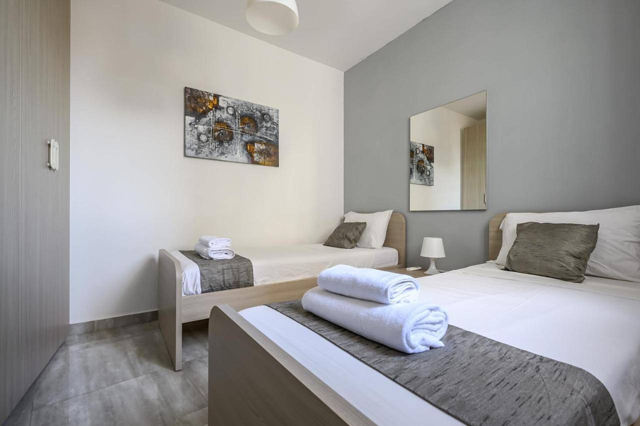 Appartement de vacances entier, F11 Room 2, Private Room two single beds shared bathroom in shared Flat in Msida, Île de Malte