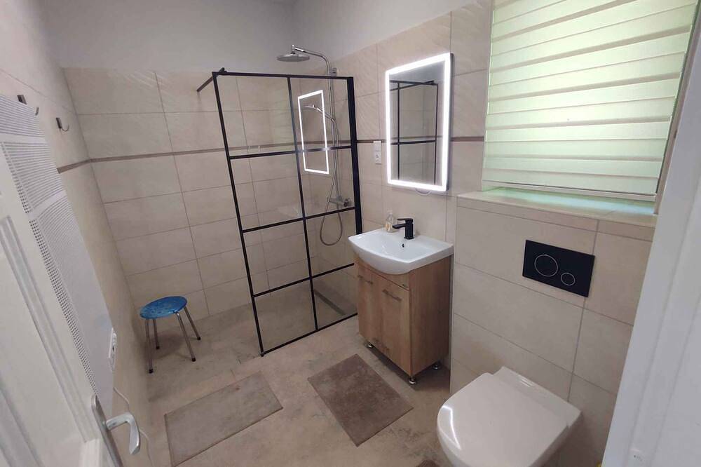 Ganze Wohnung, Ferienwohnung mit Pool und Klimaanlage am Wasser in Balatonudvari, Balatonfüredi járás