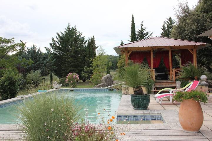 Gîte pour 5 personnes, avec piscine et jardin