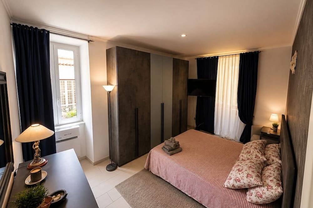 Entire apartment, Cozy apartment in charming Roma with refreshing Ac for your stay in Rome, Rome Province