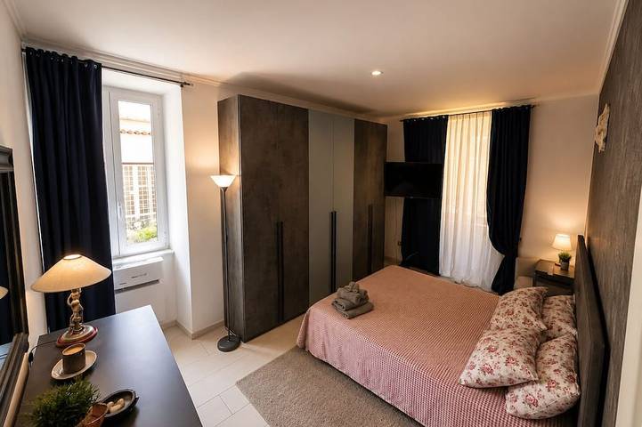 Entire apartment, Cozy apartment in charming Roma with refreshing AC for your stay in Rome, Rome Province