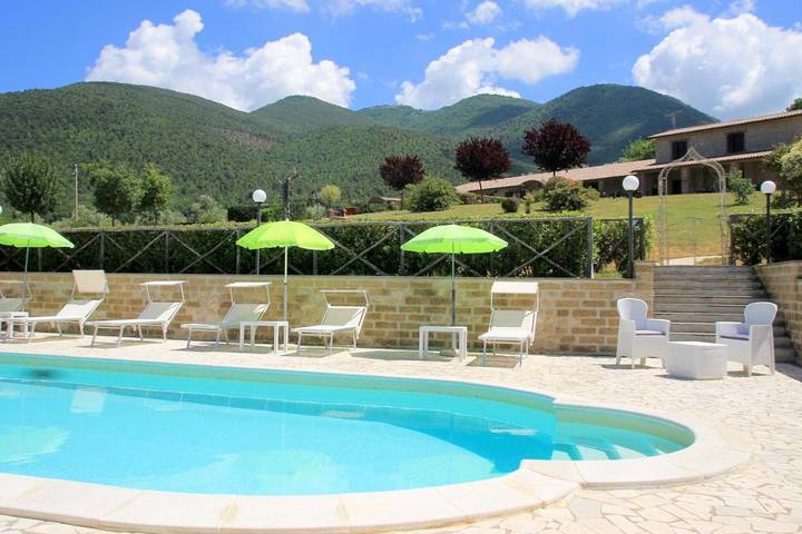 Ferienwohnung für 2 Personen, mit Terrasse und Garten sowie Pool und Ausblick