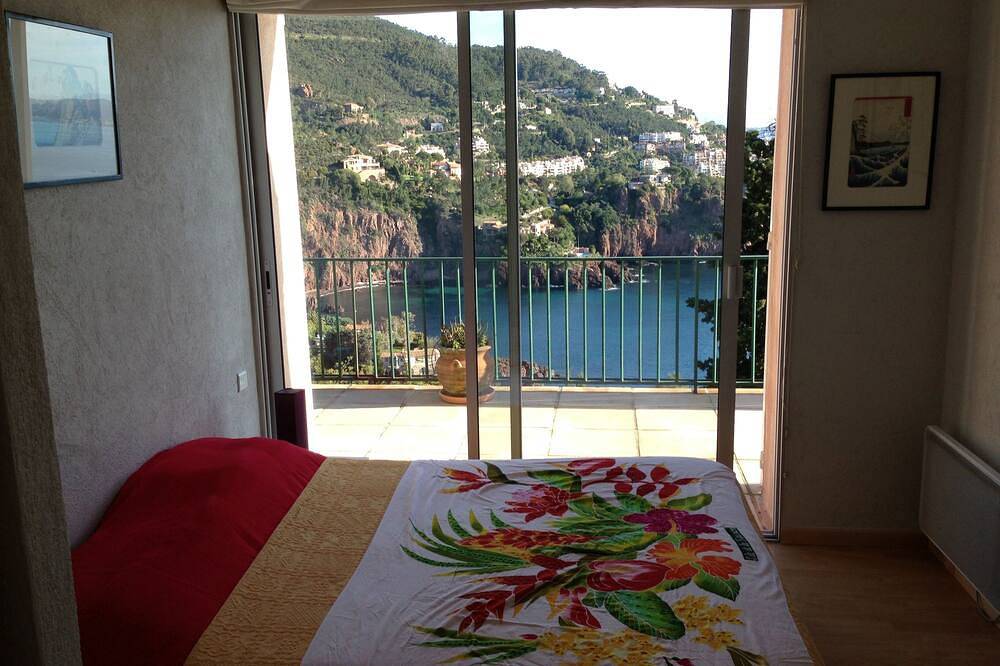 Ganze Wohnung, Am Meer, super Ausblick, 4 Pers., Terrasse, Ruhe, privater Zugang, Parkplatz in Théoule-sur-Mer, Massif de l'Esterel