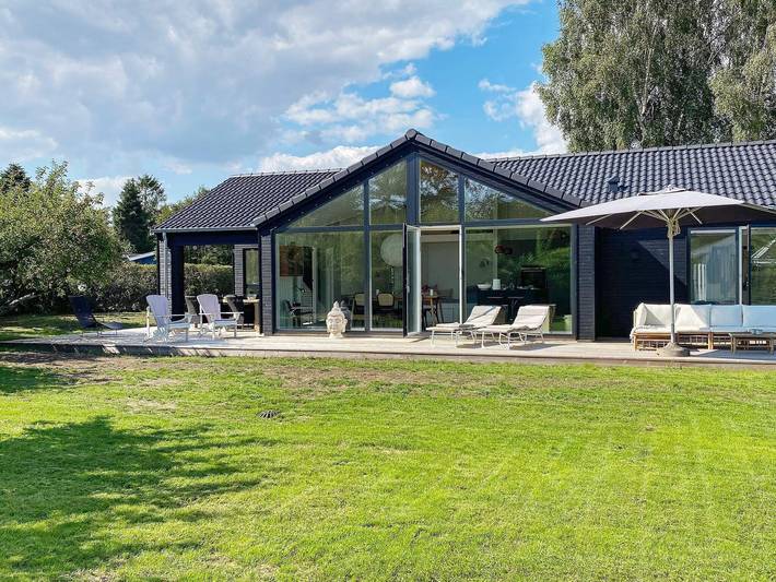 Ferieudlejning for 6 personer, med terrasse og have i Juelsminde