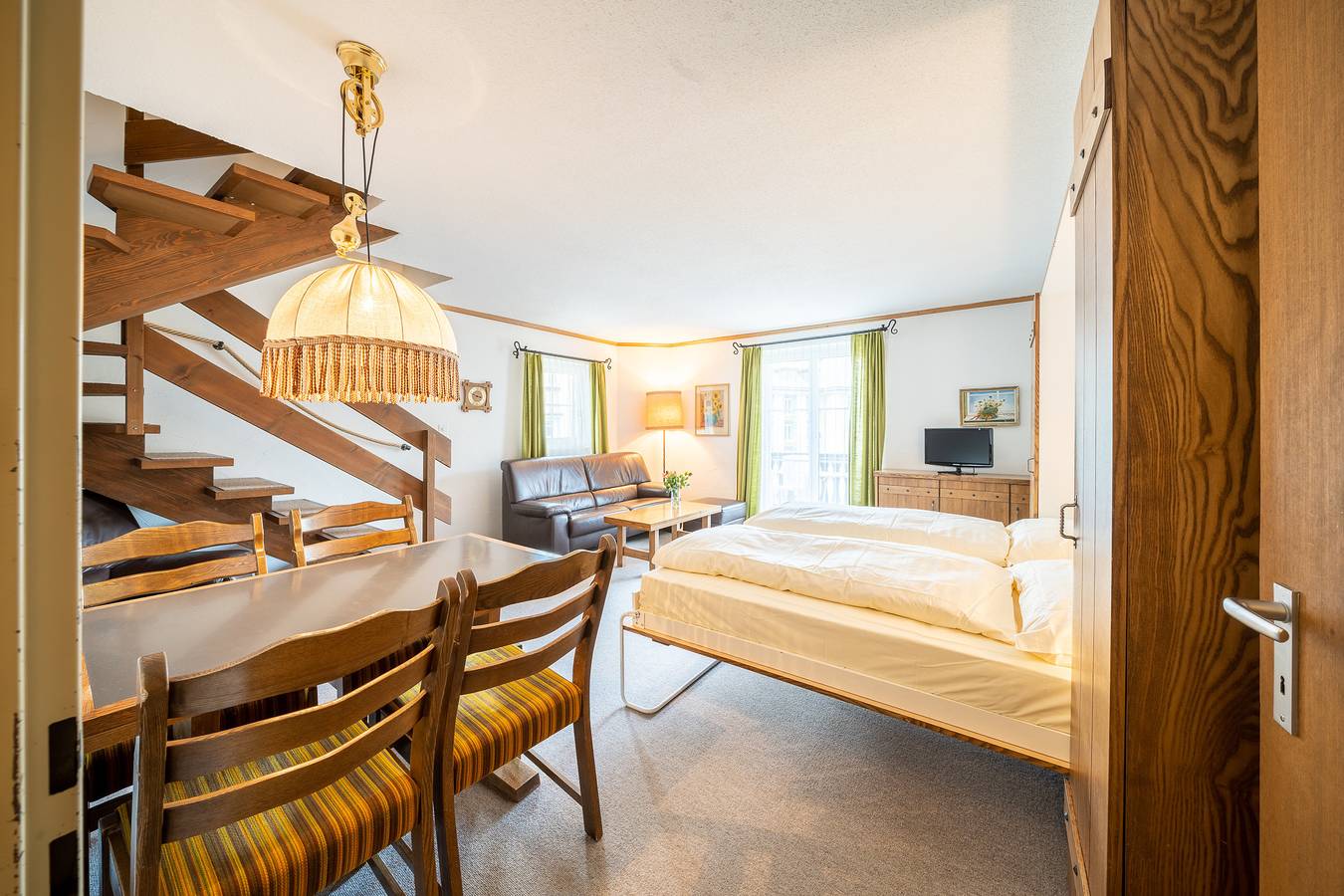 Ganze Wohnung, 6404 Geräumige 2,5 Maisonette-Wohnung im Dachgeschoss mit Balkon und Blick auf den Inn in Vulpera, Tarasp