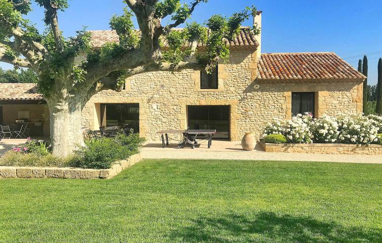 Modern Apartment with Pool and Parking in Le Thor, Vaucluse