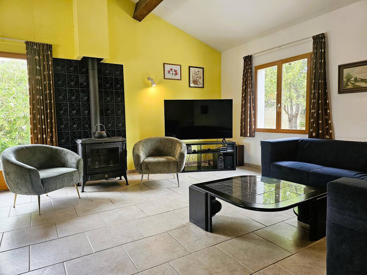 Spacious villa with a private pool and hot tub in Félines-Minervois, Béziers region