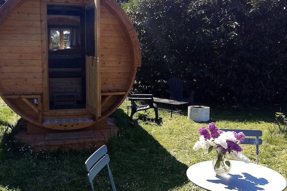 Tonneau En Bois à Garennes sur Eure Au Havre De Paix Au Bord De L'Eure in Garennes-sur-Eure, Région d'Évreux