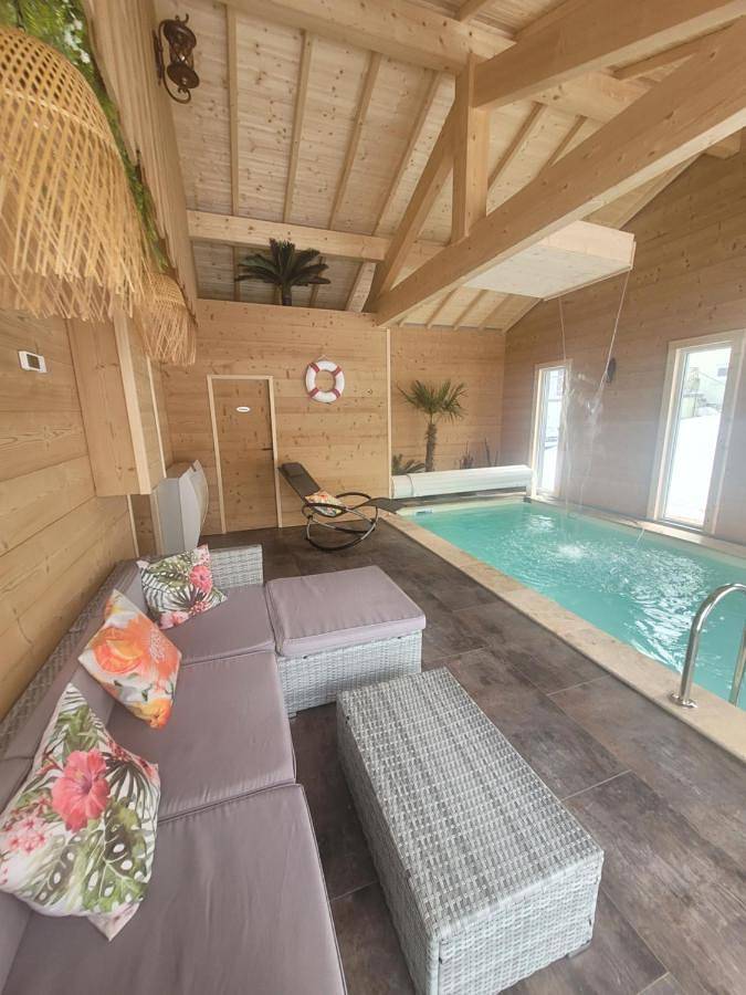 L'Exclusif, Love Room, Nature du Haut-Jura , pour 2 personnes, Piscine Intérieure Privée & Chauffée, 24h24 , avec Draps et Peignoirs inclus - Proche randonnées, Cascades et Lacs in Saint-Laurent-en-Grandvaux, Parc naturel régional du Haut-Jura