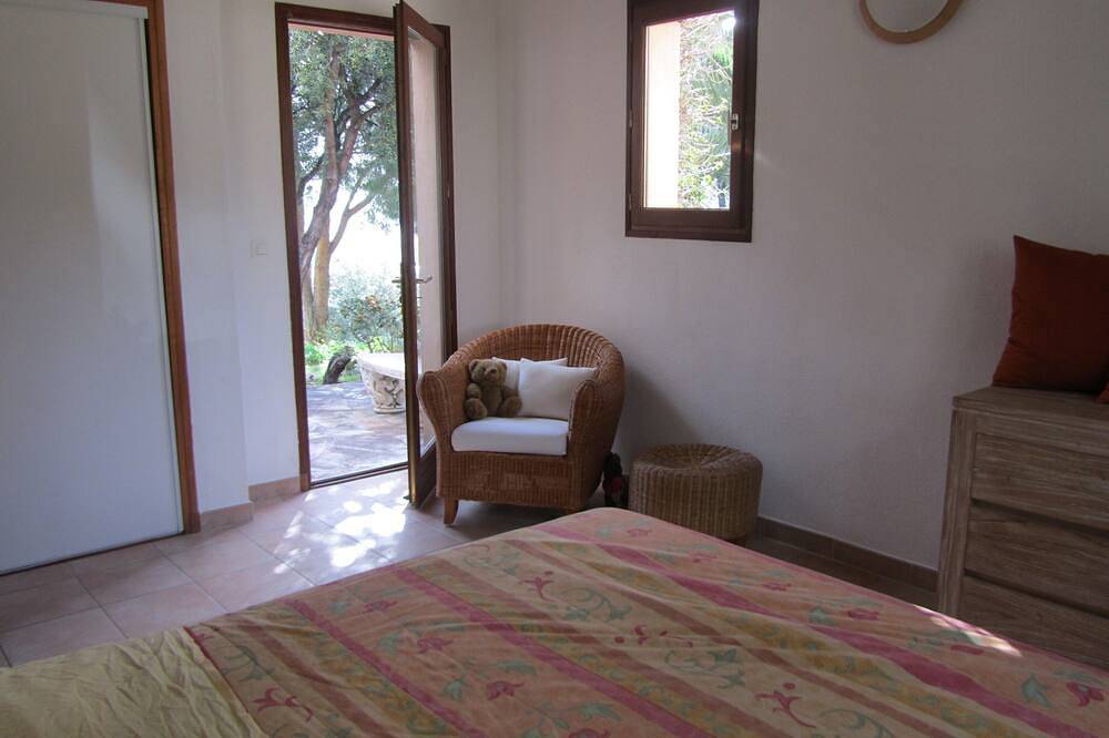 Superb view, near beach, pool, on an enchanting mediterranean site in Losari, Belgodère