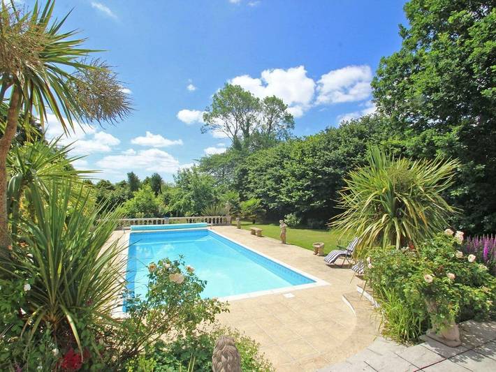 Lodge for 4 people, with pool in South West England