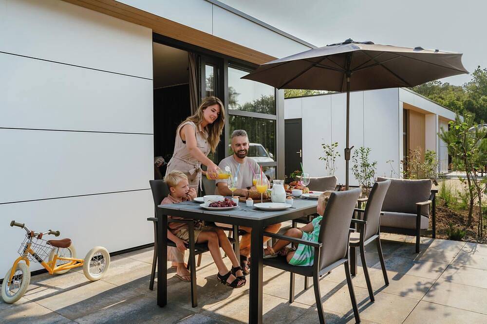 Luxuriöse und nachhaltige 4-Personen-Ferienvillen mit hohen Fenstern, völlig gasfrei und mit Sonnenkollektoren ausgestattet. Freuen Sie sich auf ein stilvolles Wohnzimmer, eine luxuriöse Küche, zwei komfortable Schlafzimmer und ein geräumiges Badezim in Niederländische Nordsee