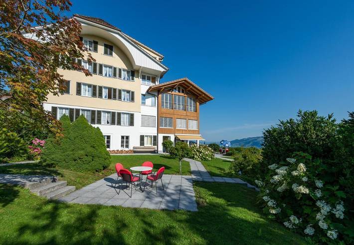 Hotel für 2 Personen, mit Balkon und Terrasse sowie Garten und Seeblick in Krattigen
