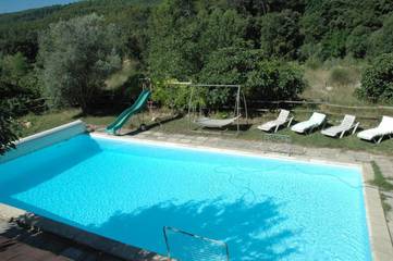 Cottage pour 2 personnes, avec jardin ainsi que piscine et vue, animaux acceptés à Châteaudouble