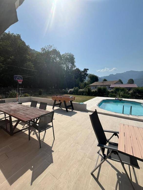 Location de vacances pour 6 personnes, avec terrasse ainsi que vue et piscine dans Chaum