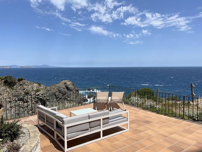 Appartement de vacances pour 4 personnes, avec terrasse ainsi que vue sur l’océan et piscine