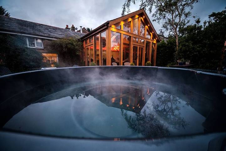 Cottage for 16 people, with garden and terrace as well as hot tub in Lancashire