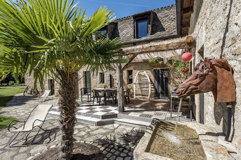La Case à Tom with enclosed wooded park, private swimming pool, children's playground in Lozère in Mende, Cevenas