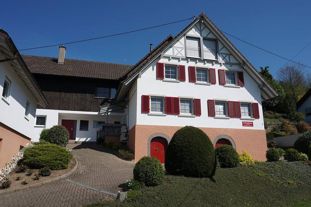 Apartamento inteiro, Apartamento 'Ferienwohnung Anna Durbach' com Varanda, Wi-Fi e Ar Condicionado in Durbach, Central Black Forest