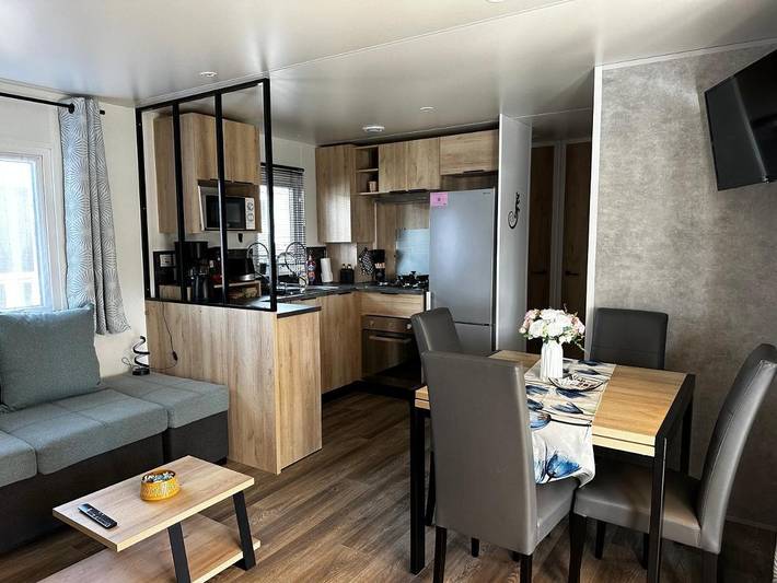 Camping pour 6 personnes, avec piscine ainsi que jardin et jacuzzi, animaux acceptés