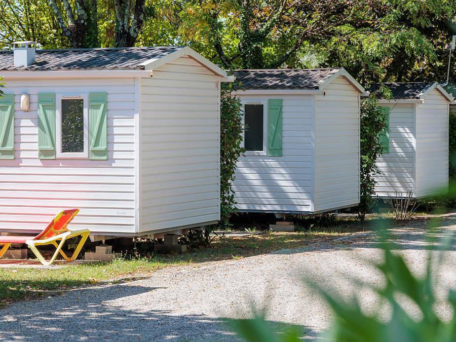 Flower Camping Les Paillotes en Ardeche - Mobilhome 4 personas - Mobil-home 24m² Standard (2bed - 4pers.) + cabaña de paja exterior in Ruoms, Ardèche