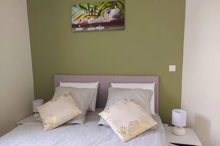 Familienfreundliches Ferienhaus mit Spielzimmer, Terrasse, Garten und nahen Freizeitmöglichkeiten in Juvigné, Mayenne