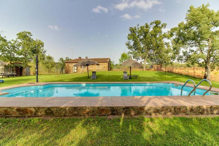 Casa de vacaciones para 6 personas, con vistas además de piscina y jardín - 1