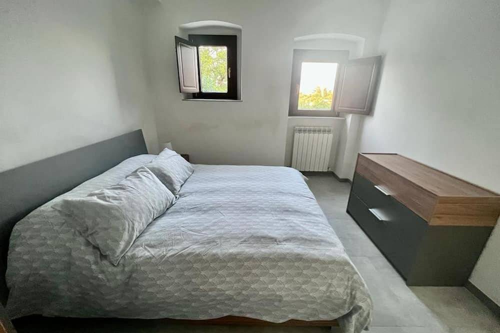 Entire apartment, Beautifully renovated apartment offering authentic Italian country style living! in Mendicino, Cosenza Province