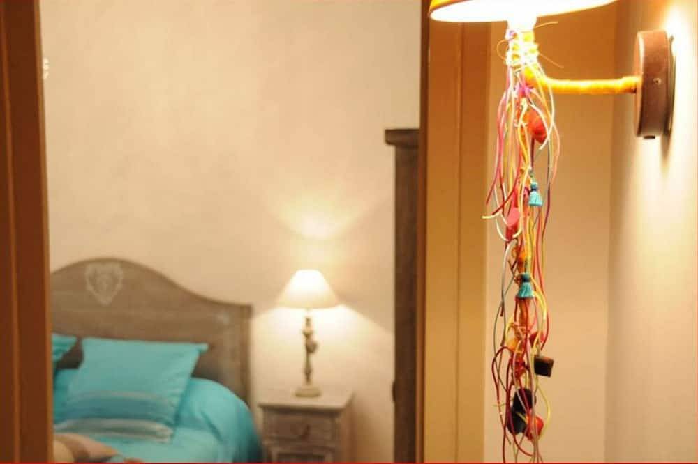 Pabellón Villa Castel Suite con sala de Tv y cocina. in Rillieux-la-Pape, Ródano