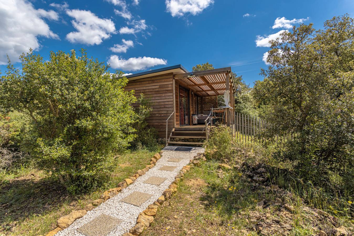 Chalet 'Canada' avec vue sur les montagnes, piscine partagée et jardin privé in Rouffiac-des-Corbières, Parc naturel régional Corbières-Fenouillèdes