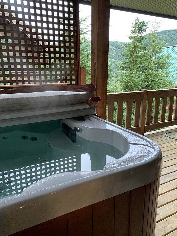 Beautiful cabin with hot tub, steam room, deck & directly across from ski lifts\n in Fraser Valley Regional District
