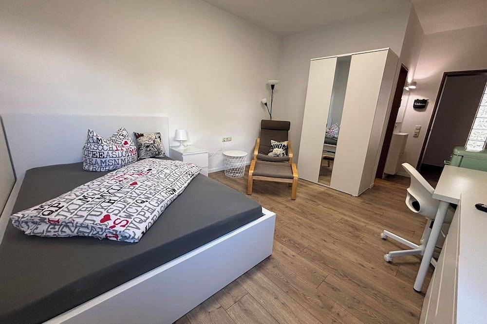 Central quiet location, large guest house for up to 12 people, train station, city center in Friedberg, Souabe (Bavière)