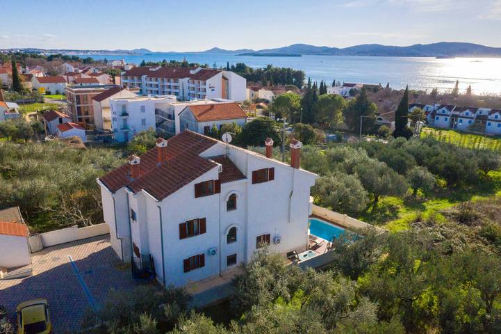 Ferienhaus für 10 Personen, mit Balkon und Whirlpool sowie Terrasse und Garten in Sveti Filip i Jakov - 4