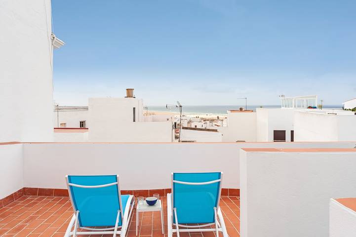 Appartement entier, Appartement moderne "Lola" au centre-ville près de la plage avec terrasse sur le toit in Conil de la Frontera, Costa de la Luz