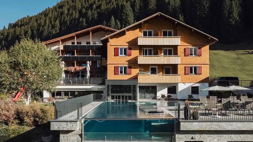 Chambre pour 2 personnes, avec jacuzzi et jardin ainsi que piscine et sauna