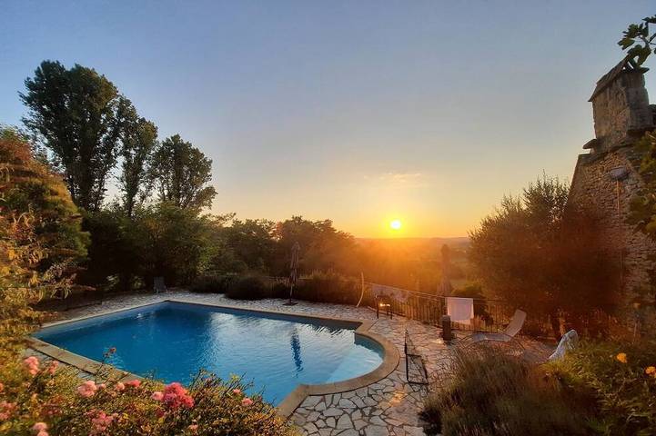 Location de vacances pour 29 personnes, avec Jardin et Piscine à Marnac