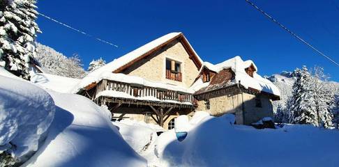 Location de vacances pour 2 personnes, avec terrasse et sauna ainsi que jardin et jacuzzi à Saint-Pierre-de-Chartreuse