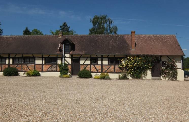 Gîte pour 8 personnes, avec terrasse ainsi que piscine et jardin