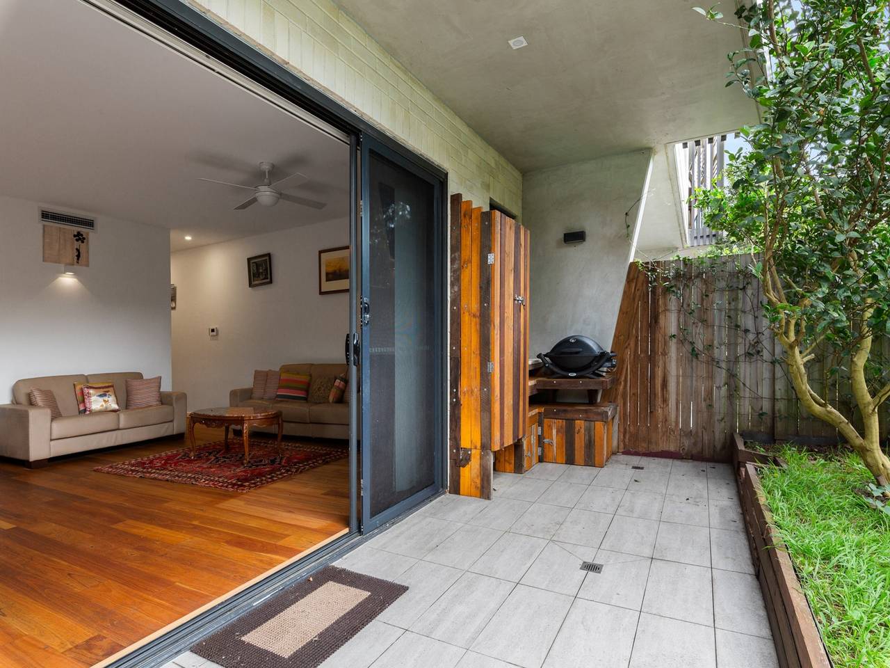 Entire apartment, Spacious 2-Bed Retreat with Bbq & Courtyard in Sydney, New South Wales