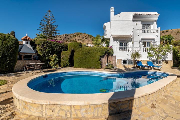 Casa rural para 6 personas, con piscina además de terraza y jardín en Nerja - 2