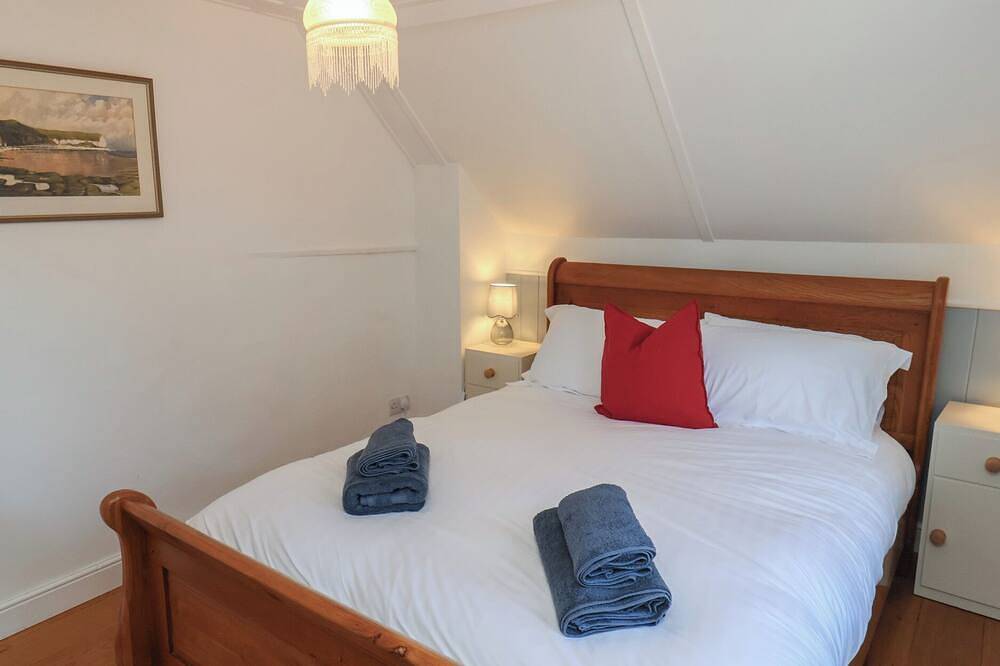 Fleming Cottage, pet friendly, with a garden in Hunmanby in North Yorkshire