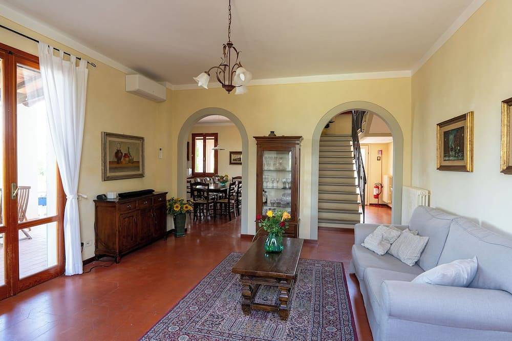 Exclusive villa with gated pool, all-inclusive, Ev-charge 74reviews, watch video in Reggello, Valdarno