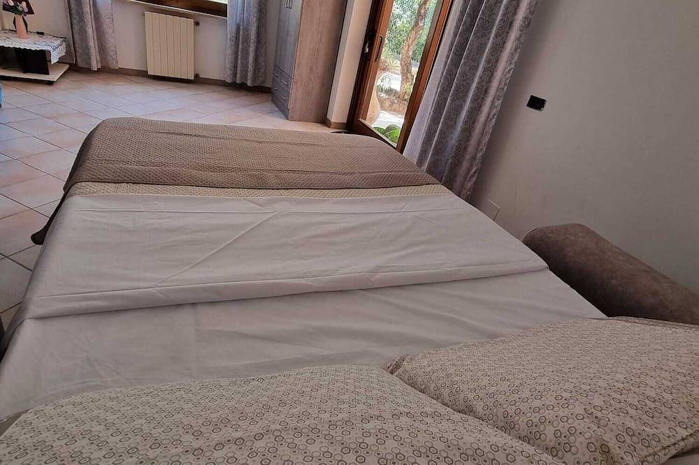 2 Double Beds, Mini Fridge, Coffee Machine, Microwave Oven, Table. in Poggio dei Pini, Capoterra