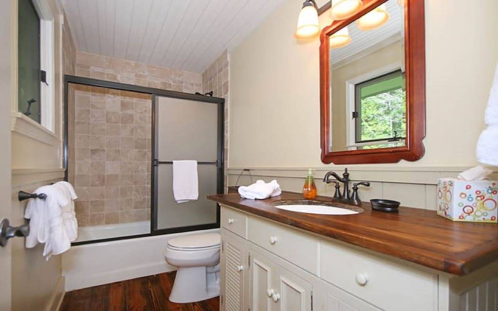 Frieden und Abgeschiedenheit - seien Sie an der glücklichen Bärenbucht im schönen See Toxaway glücklich. in Lake Toxaway