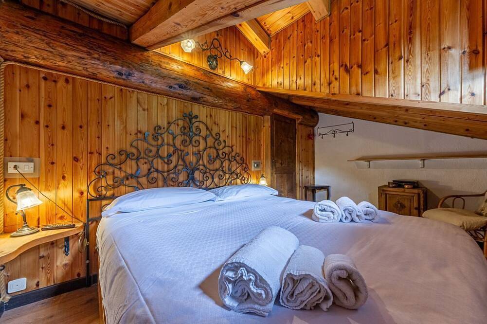 Apartamento entero, 🏠 Property Descriptionwelcome to Casa Alpina, in the heart of La Thuile, Valle d’Aosta. A typical mountain apartment, cozy and comfortable, immersed in the tranquility of an alpine village. Ideal for those seeking relaxation, nature, and ski slopes in La Thuile (pueblo), La Thuile